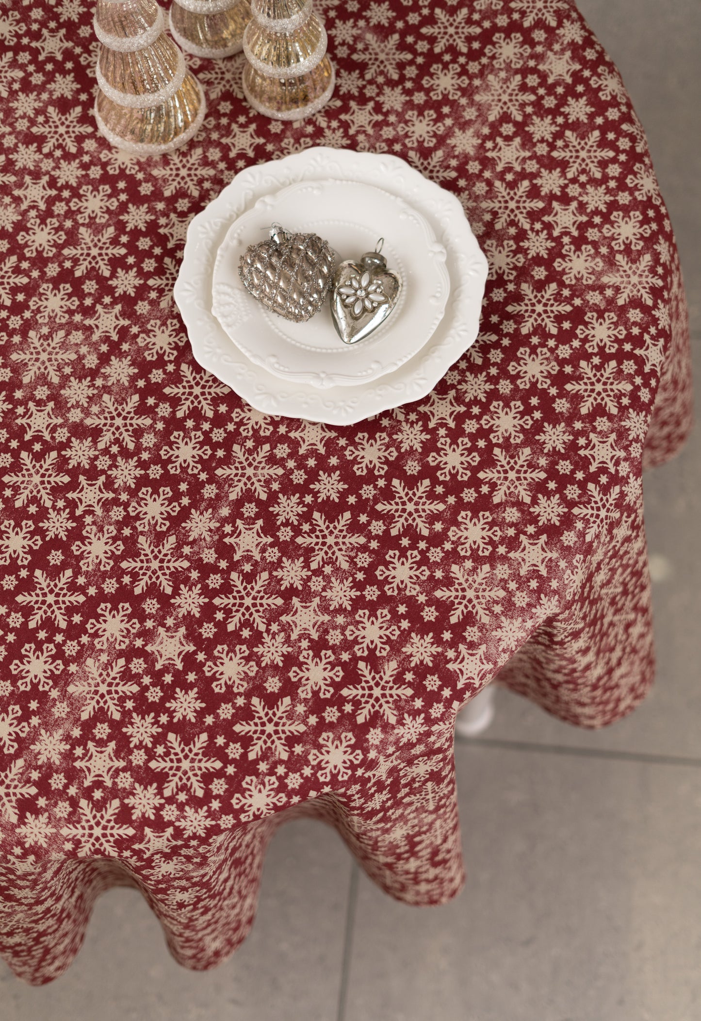 Round red Christmas motive Tablecloth with snowflake print