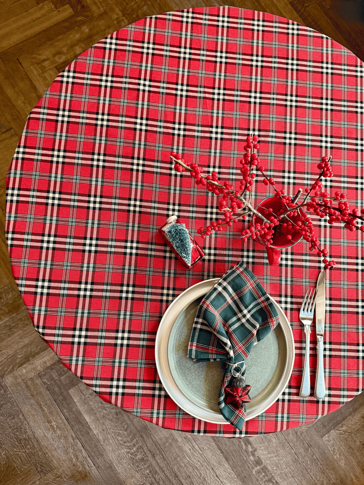 Round Christmas Plaid Tablecloth – Trendy Red
