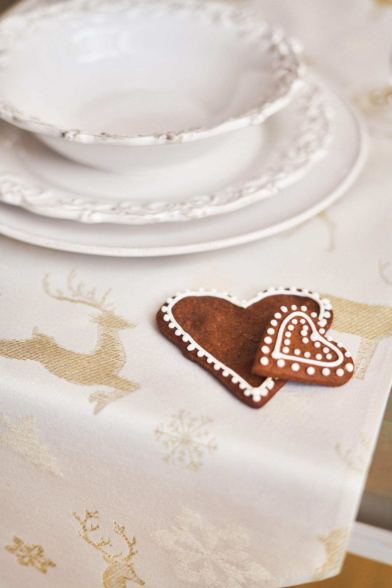 Christmas motive Table runner with Tassels with gold dear and snowflake print, Cottom-Poly mix | Copos Oro