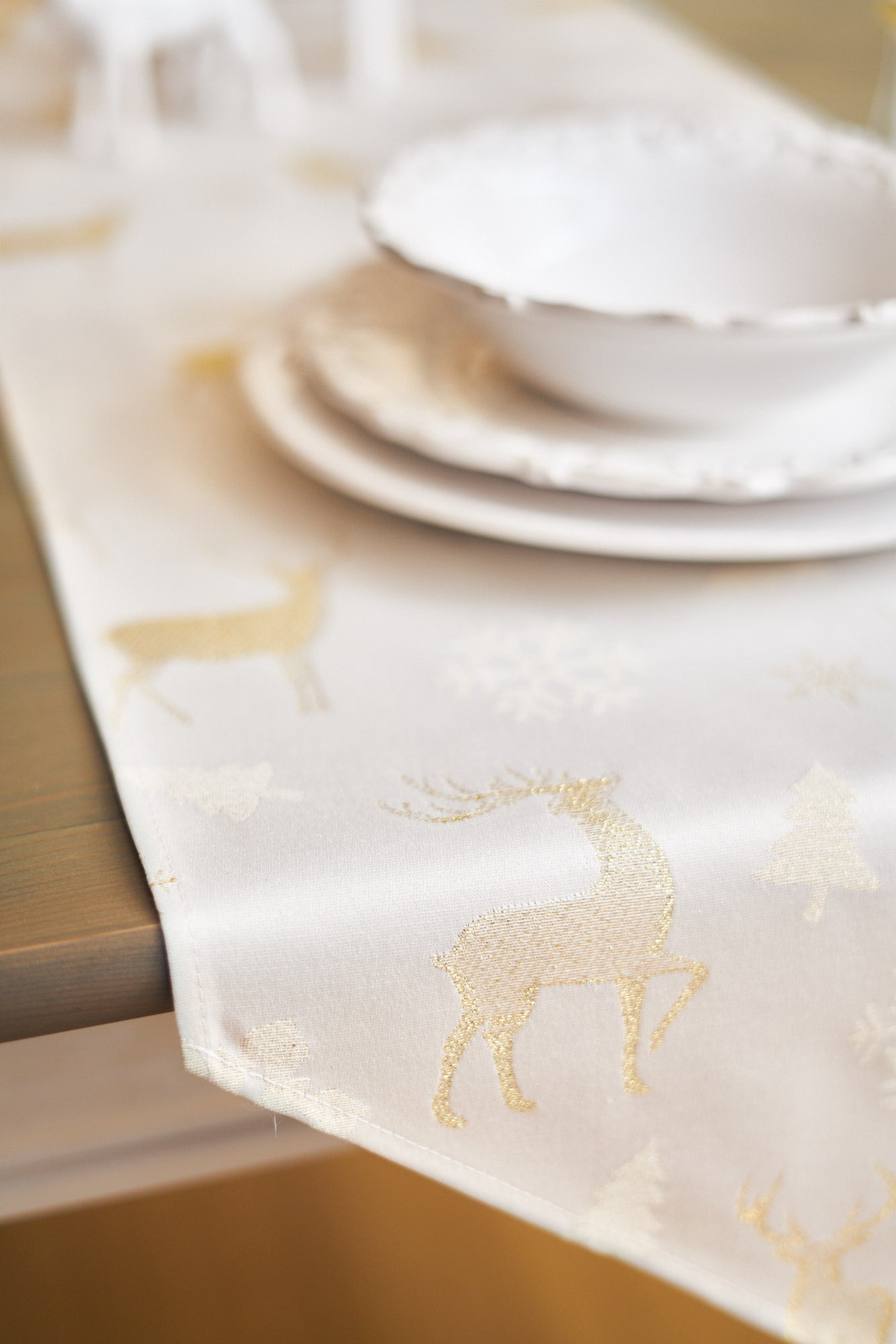 Christmas motive Table runner with Tassels with gold dear and snowflake print, Cottom-Poly mix | Copos Oro