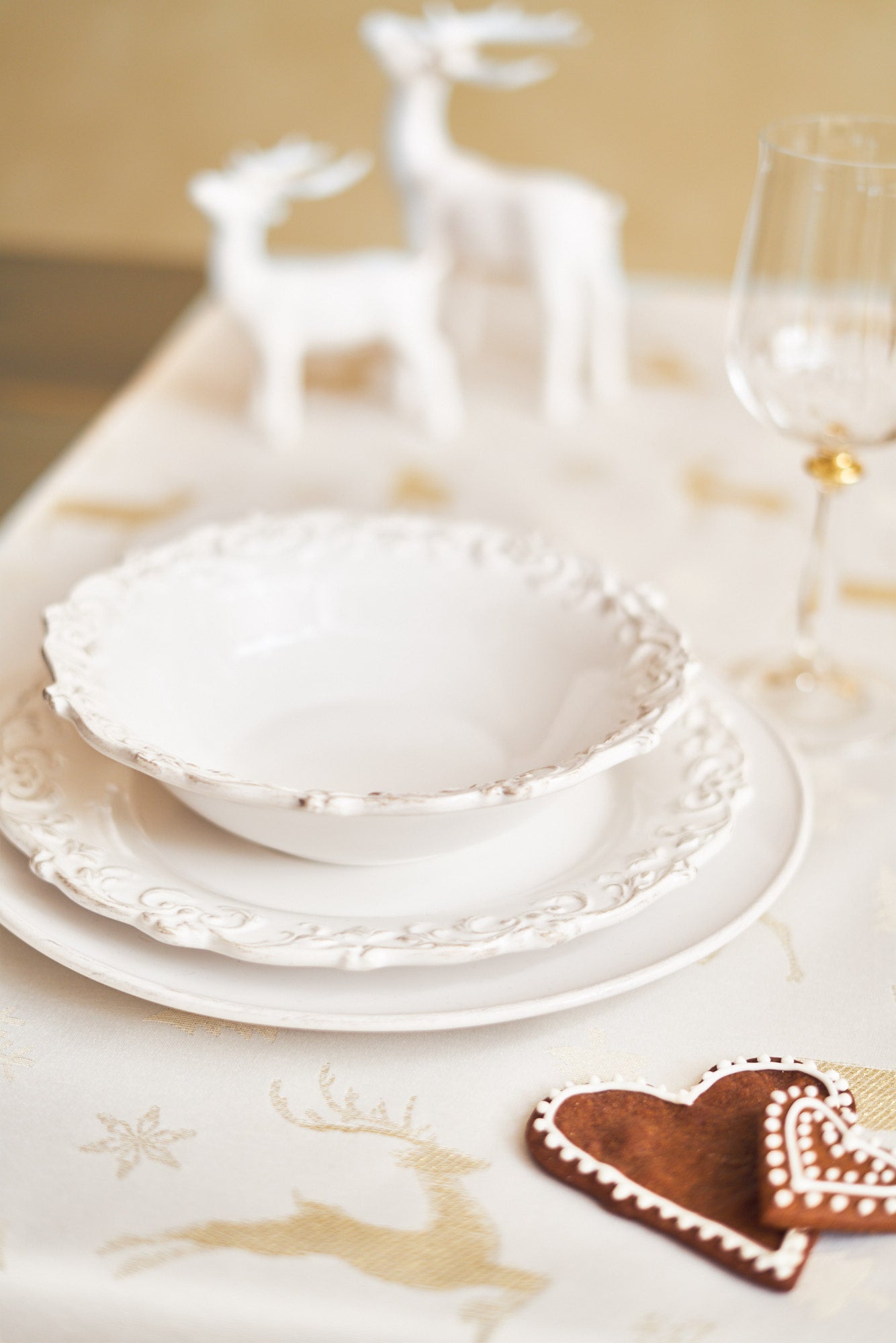Christmas motive Table runner with Tassels with gold dear and snowflake print, Cottom-Poly mix | Copos Oro