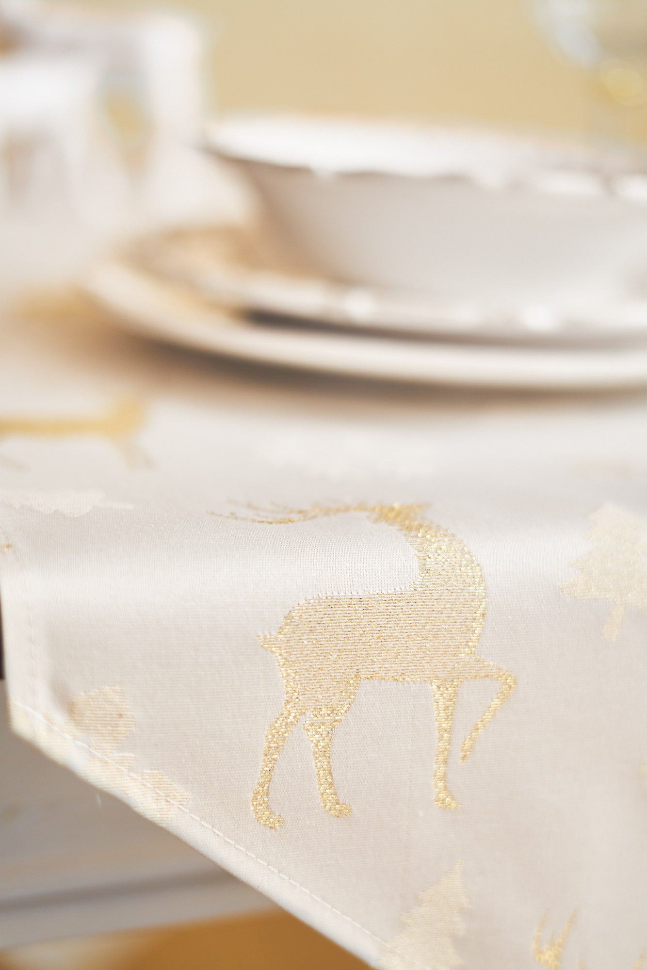 Christmas motive Table runner with Tassels with gold dear and snowflake print, Cottom-Poly mix | Copos Oro