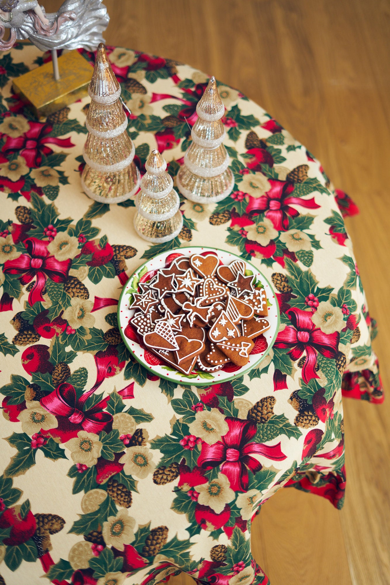 Winter Round Tablecloth| Beige Christmas flowers