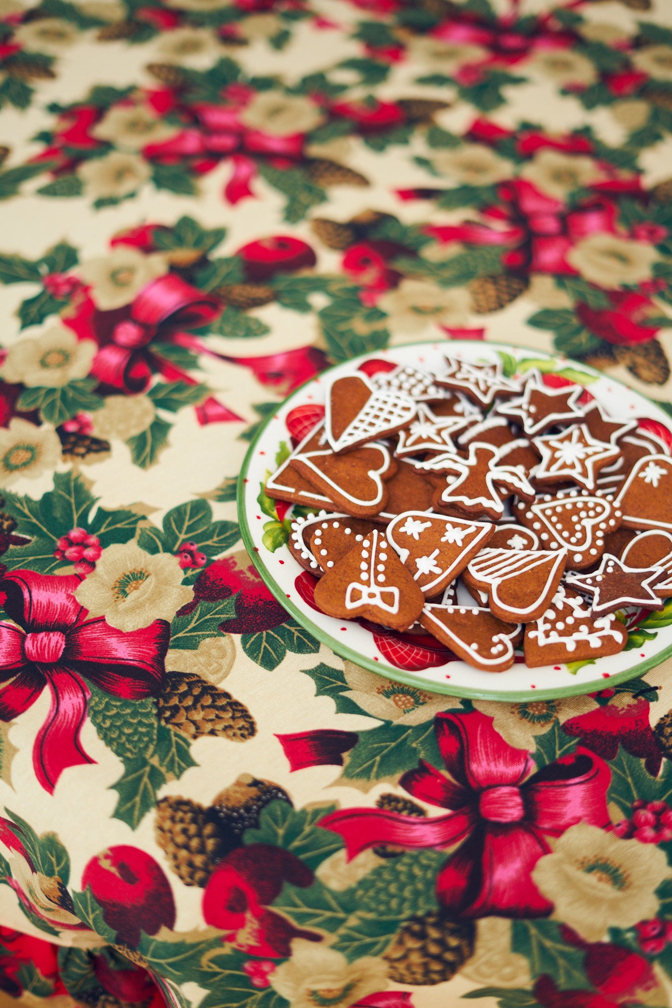 Winter Round Tablecloth| Beige Christmas flowers