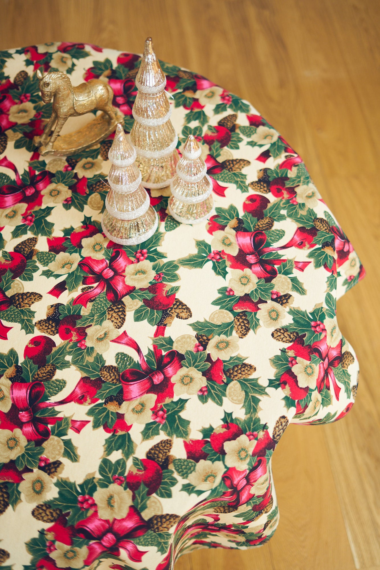 Winter Round Tablecloth| Beige Christmas flowers
