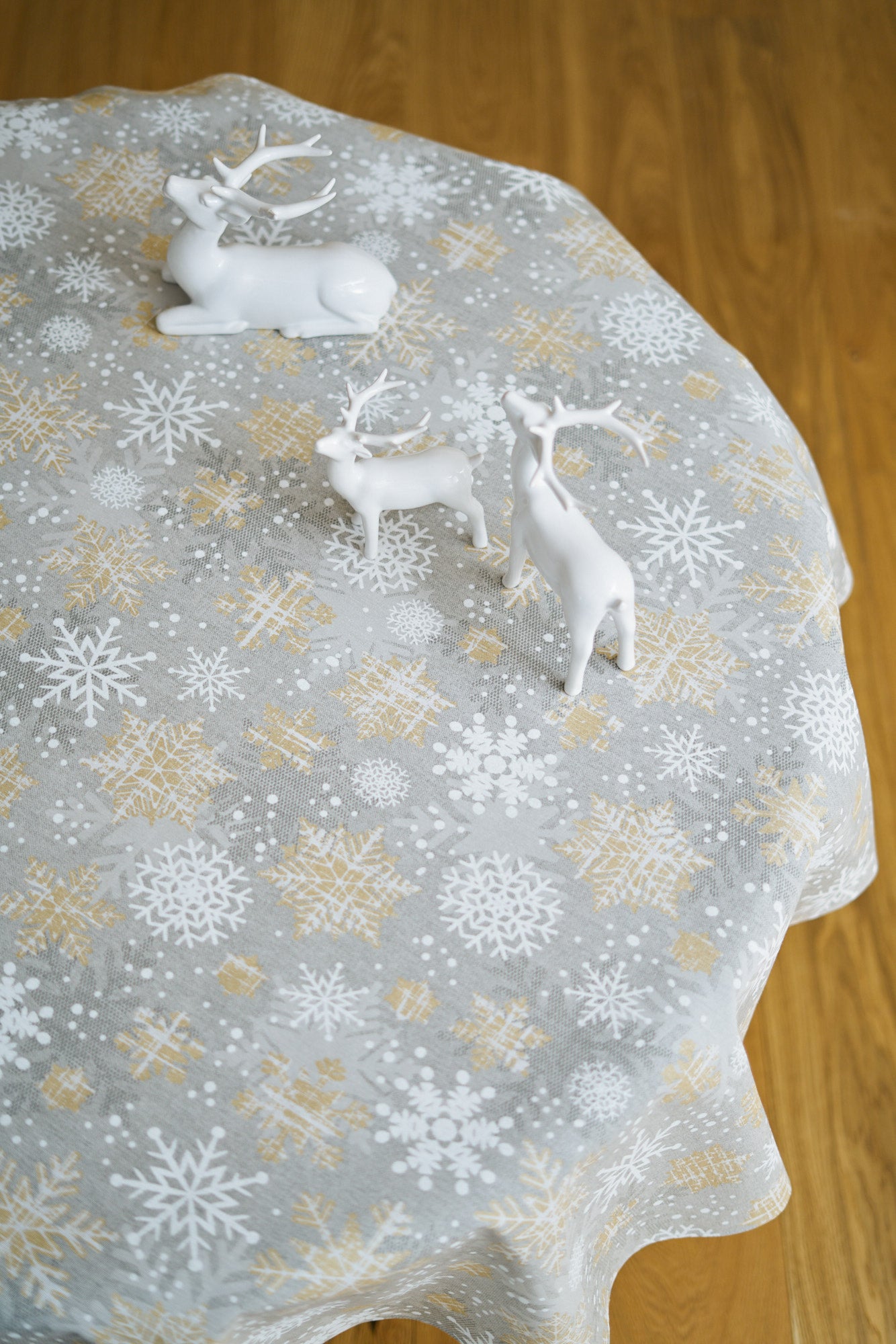 Winter motive Round Tablecloth with snowflake print, Cottom-Poly mix | TeaLurex Oro