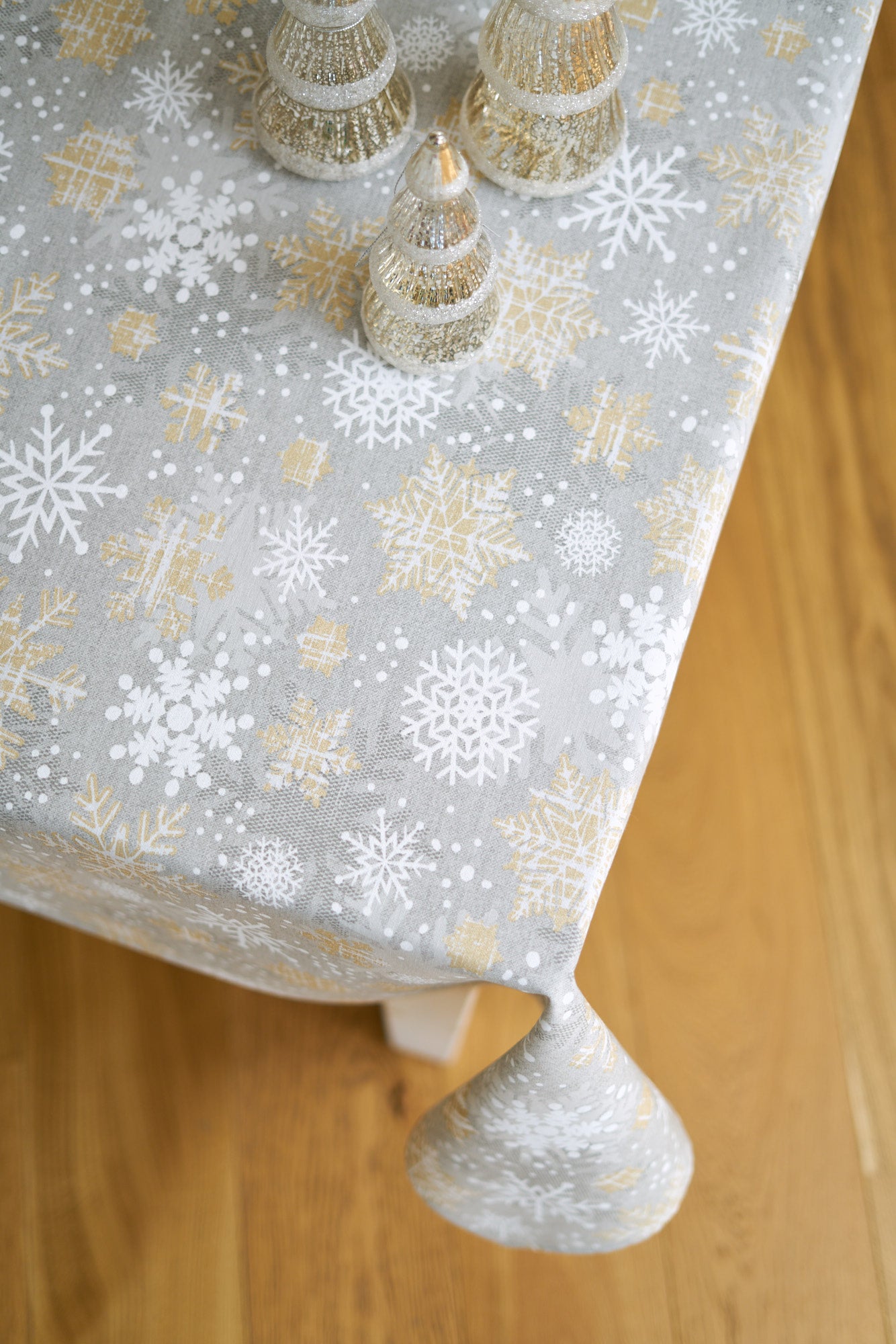 Winter motive Rectangular Tablecloth with snowflake print, Cottom-Poly mix | TeaLurex Oro