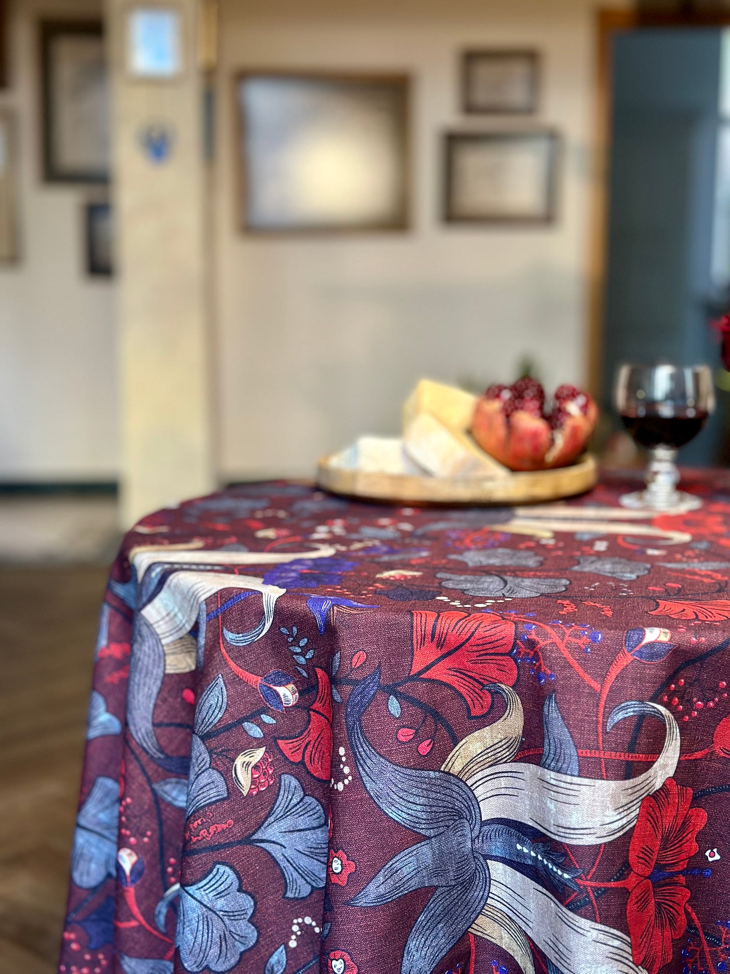 Round Tablecloth, linen-cotton mix, printed | Red drama
