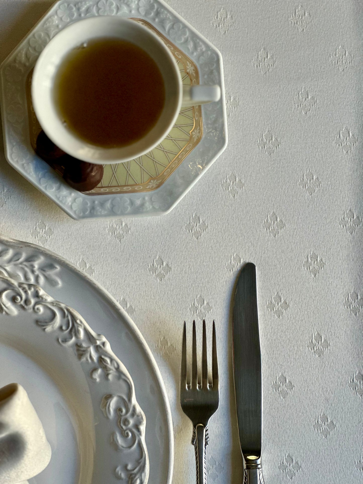 Classic white table runner with an ornament, Cotton-Poly mix | Classic Dinner