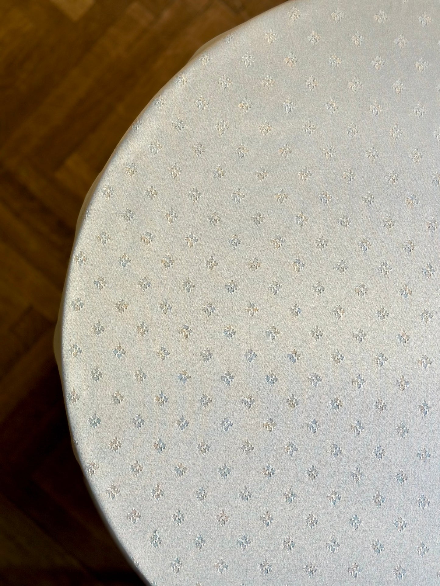Round Classic white tablecloth with an ornament, Cotton-Poly mix | Classic Dinner