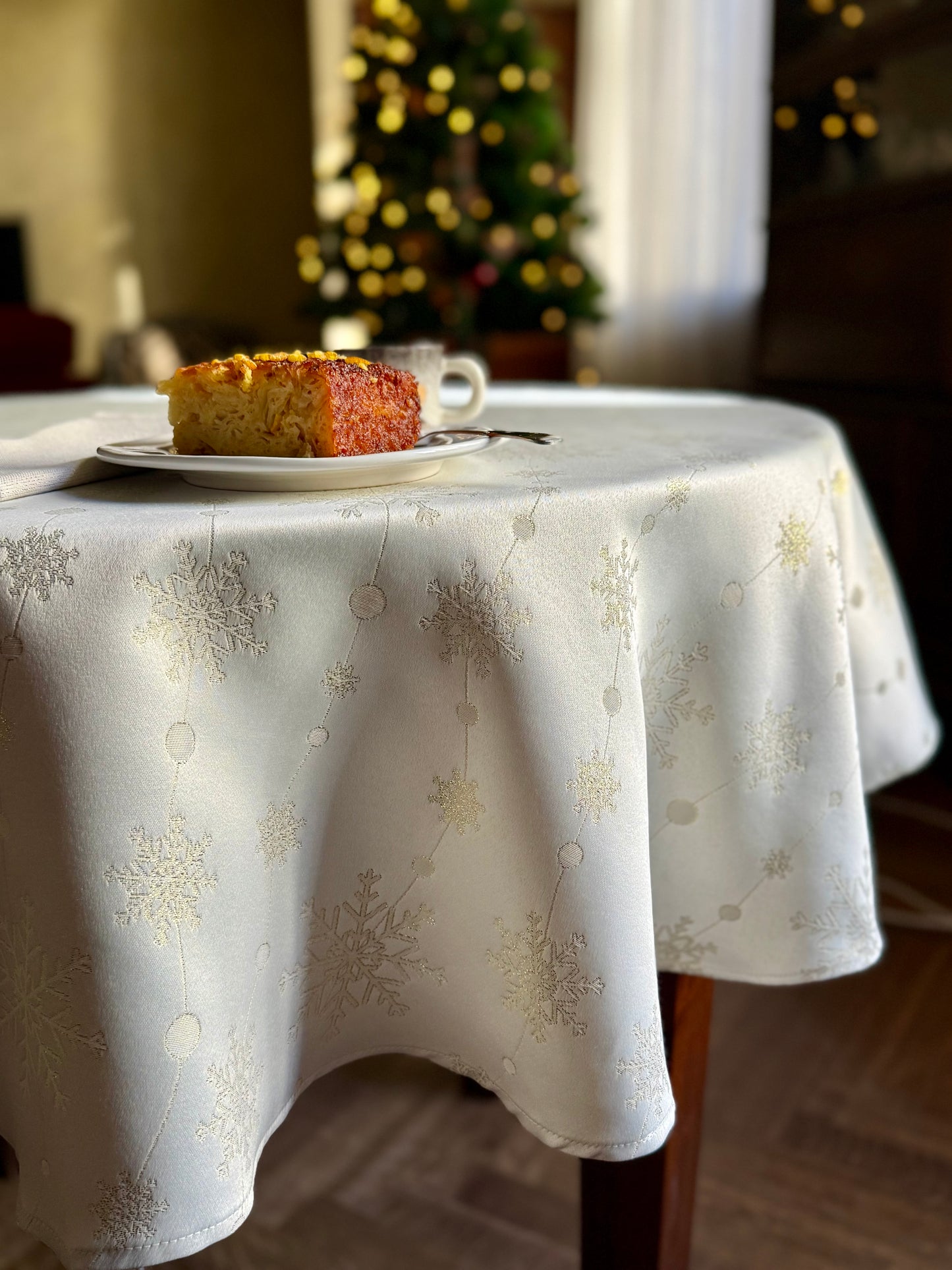 Christmas motive Round Tablecloth | Golden Snowfall