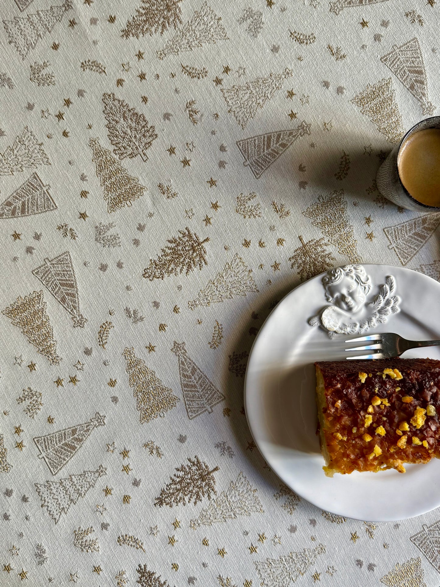 Light Christmas motive Round Tablecloth | Golden Forest