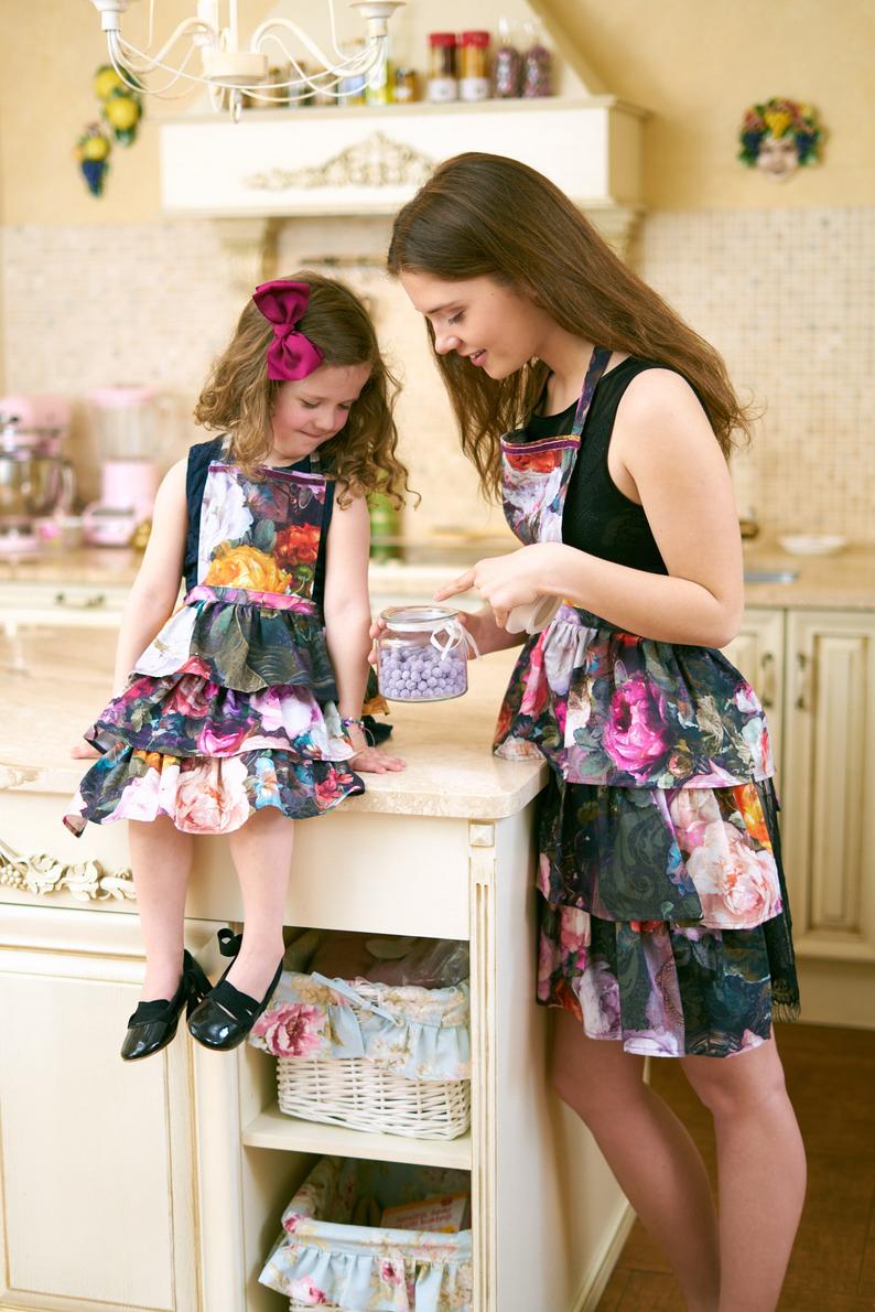 Ladies Apron with Ruffles, 100% cotton, printed | Francine Black