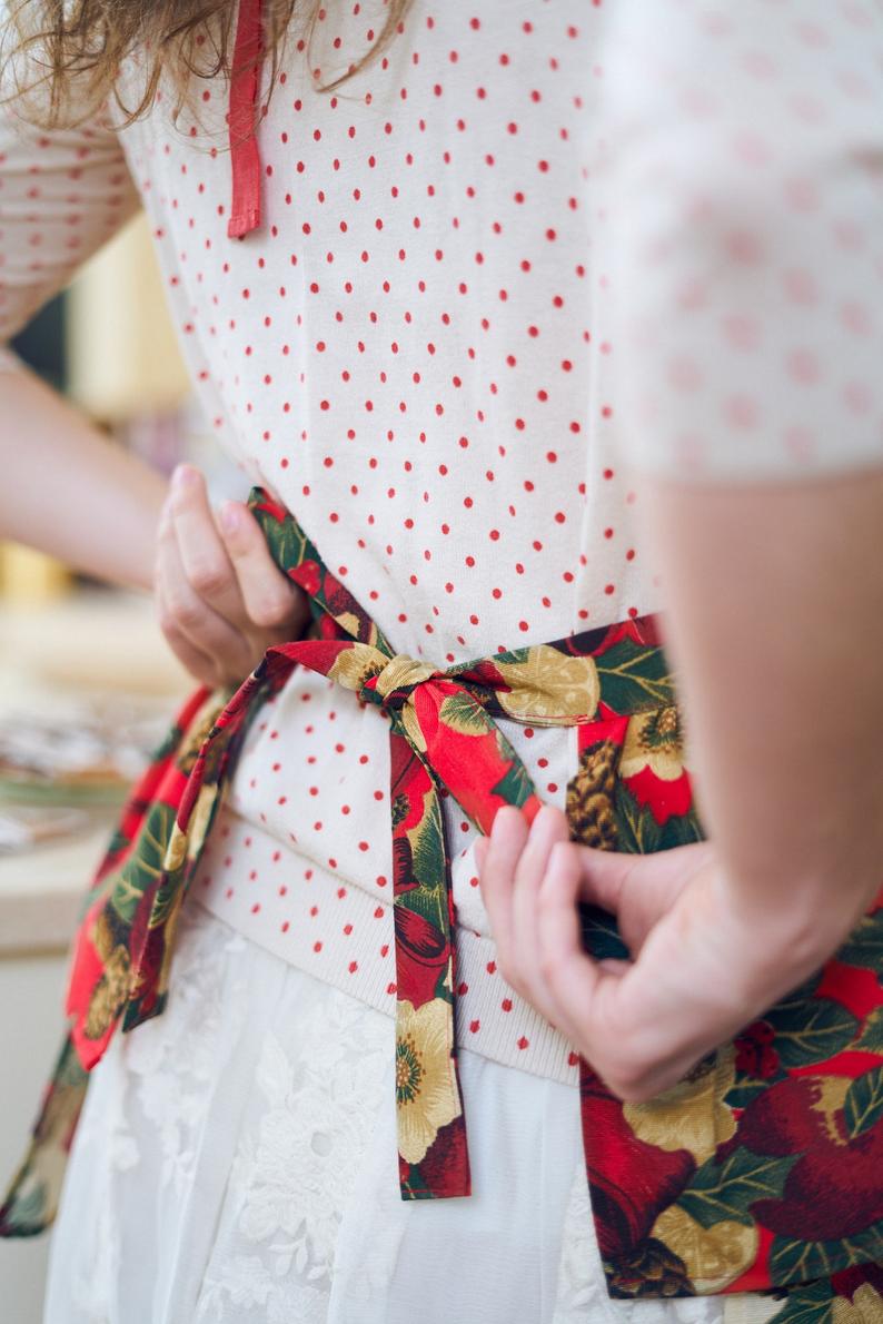Ladies Winter Apron | Red Christmas flowers