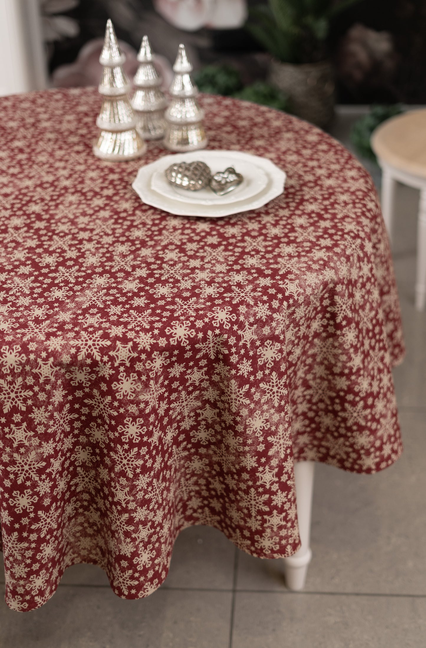 Round red Christmas motive Tablecloth with snowflake print