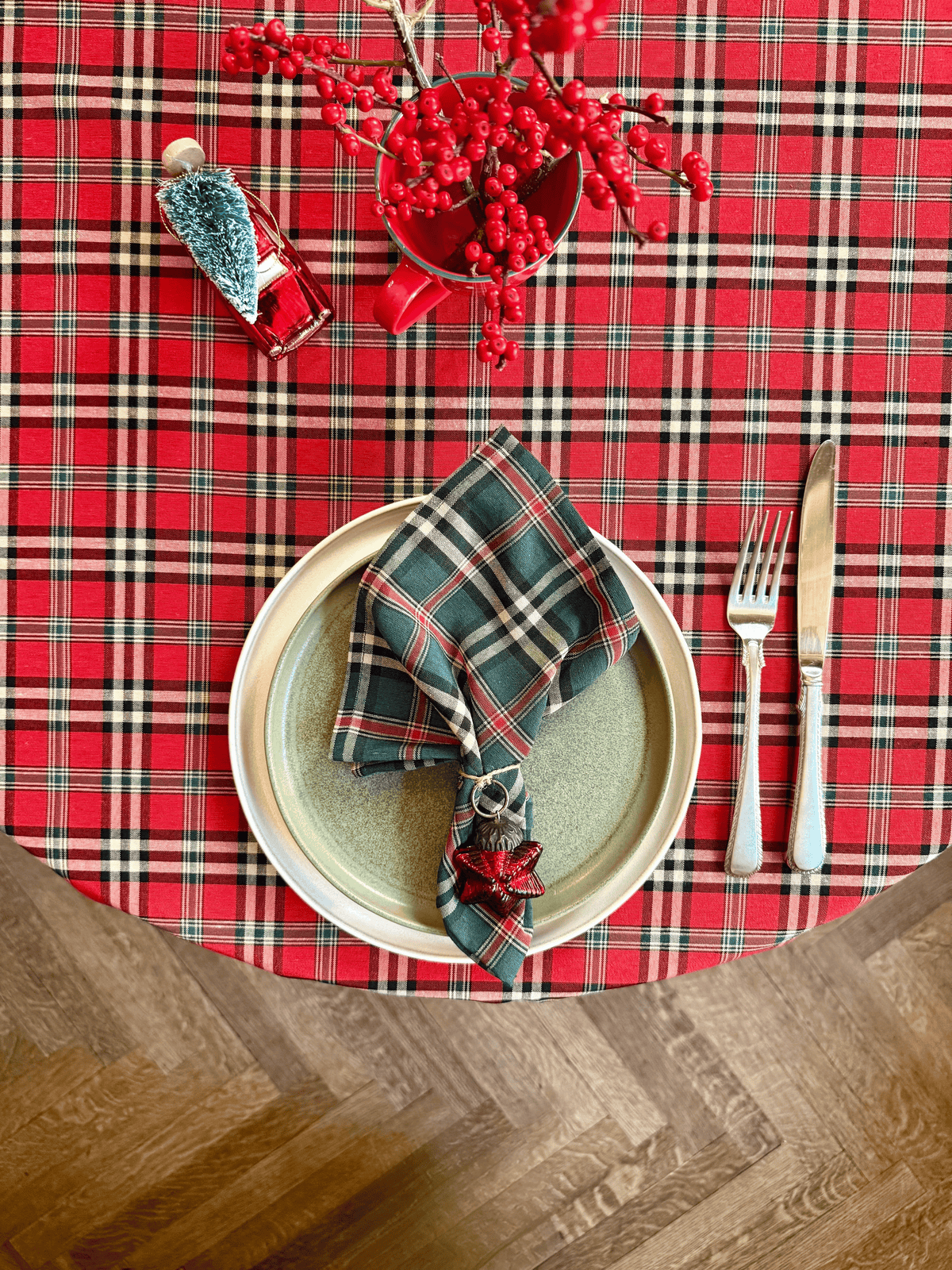 Round Christmas Plaid Tablecloth – Trendy Red