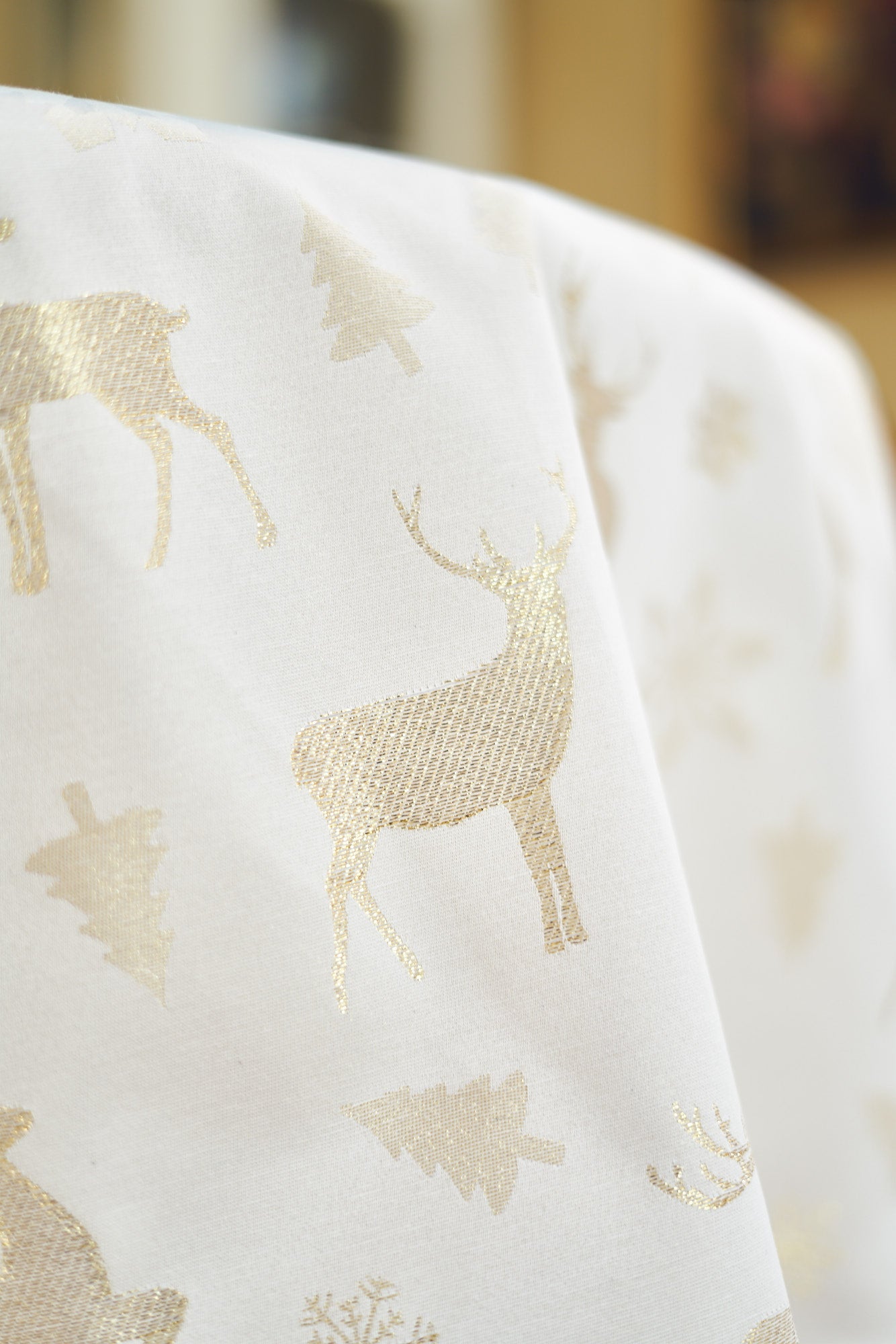 Round Christmas mood Tablecloth, Cotton-Poly mix, Gold dear and snowflake print | Copos Oro