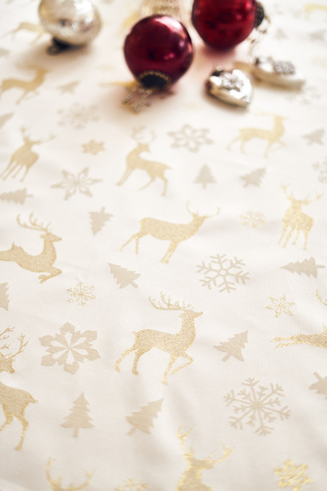 Round Christmas mood Tablecloth, Cotton-Poly mix, Gold dear and snowflake print | Copos Oro