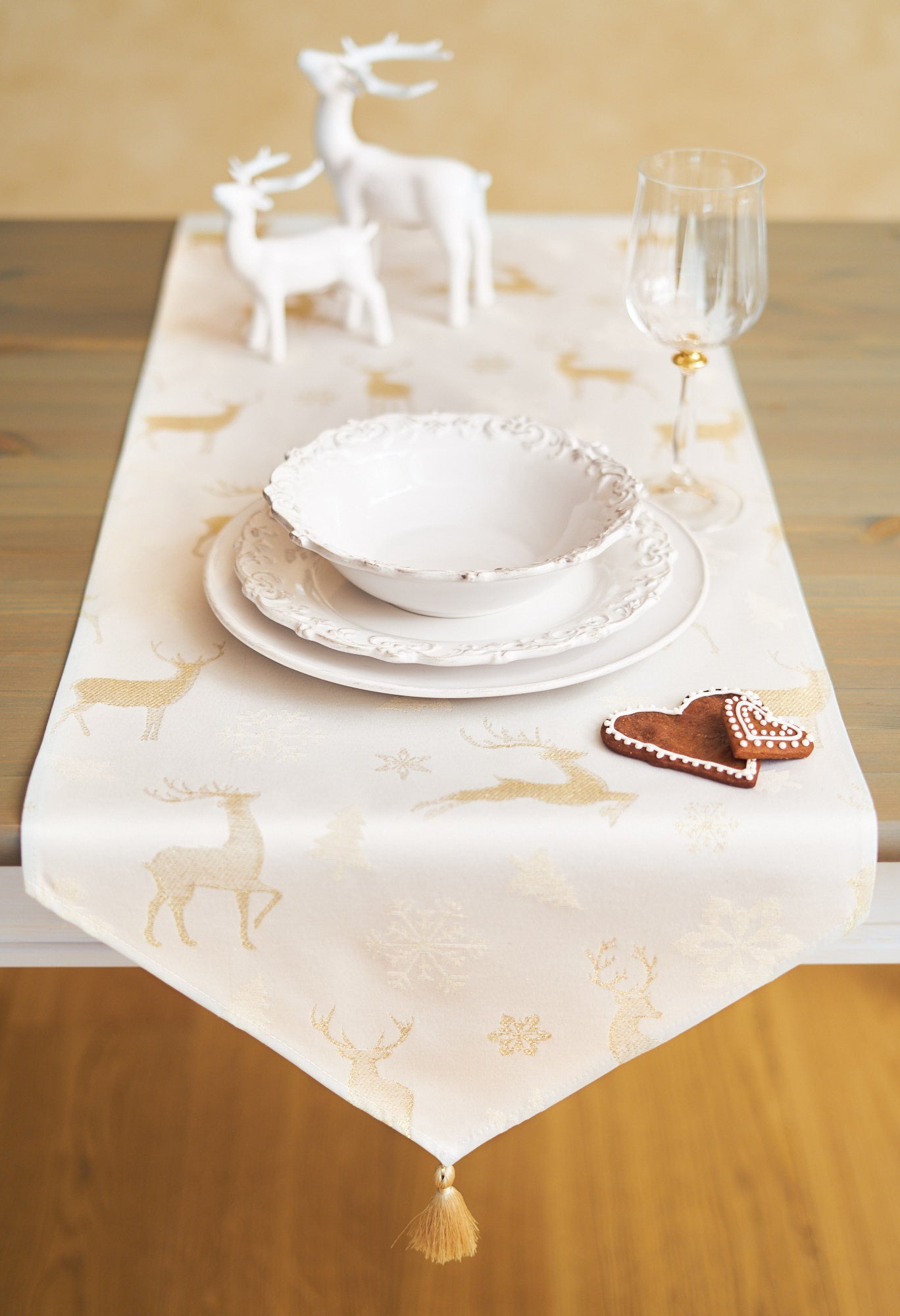 Christmas motive Table runner with Tassels with gold dear and snowflake print, Cottom-Poly mix | Copos Oro