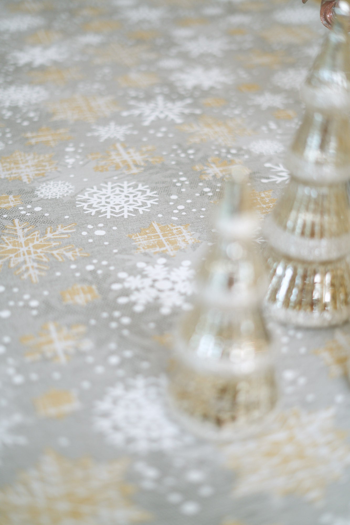 Winter motive Table runner with Tassels with snowflake print, Cottom-Poly mix | TeaLurex Oro