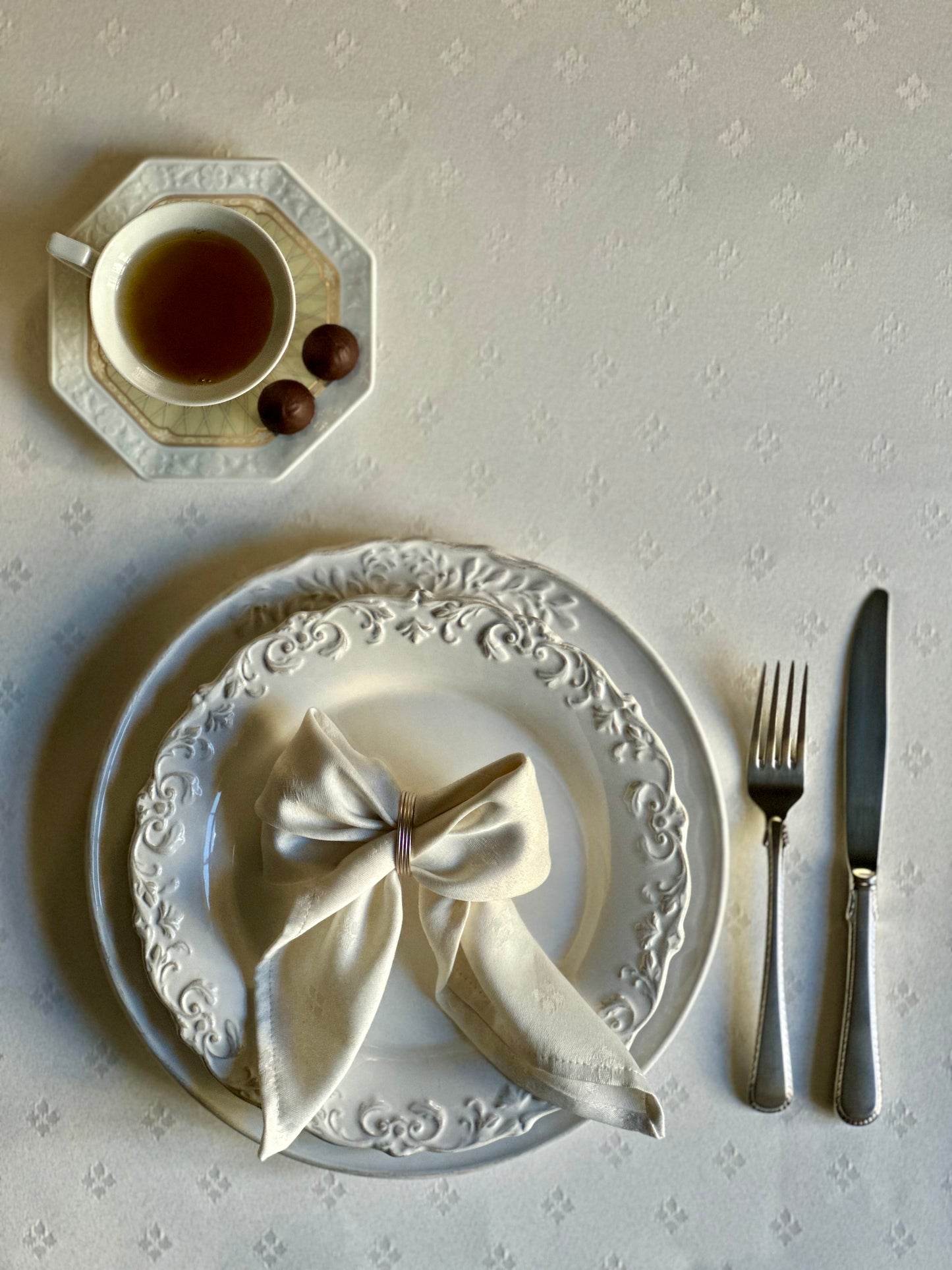 Classic white table runner with an ornament, Cotton-Poly mix | Classic Dinner