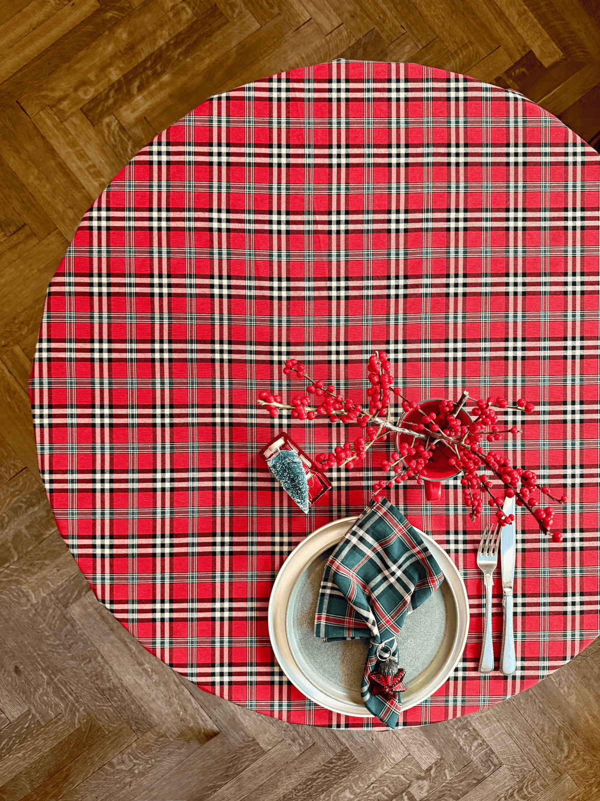 Round Christmas plaid tablecloth in red, navy blue and white tartan check pattern – Trendy Red by Hortensias Home