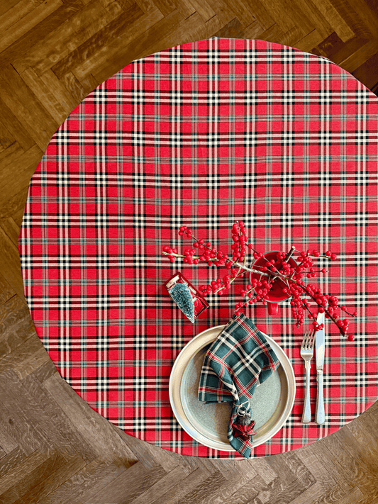 Round Christmas plaid tablecloth in red, navy blue and white tartan check pattern – Trendy Red by Hortensias Home