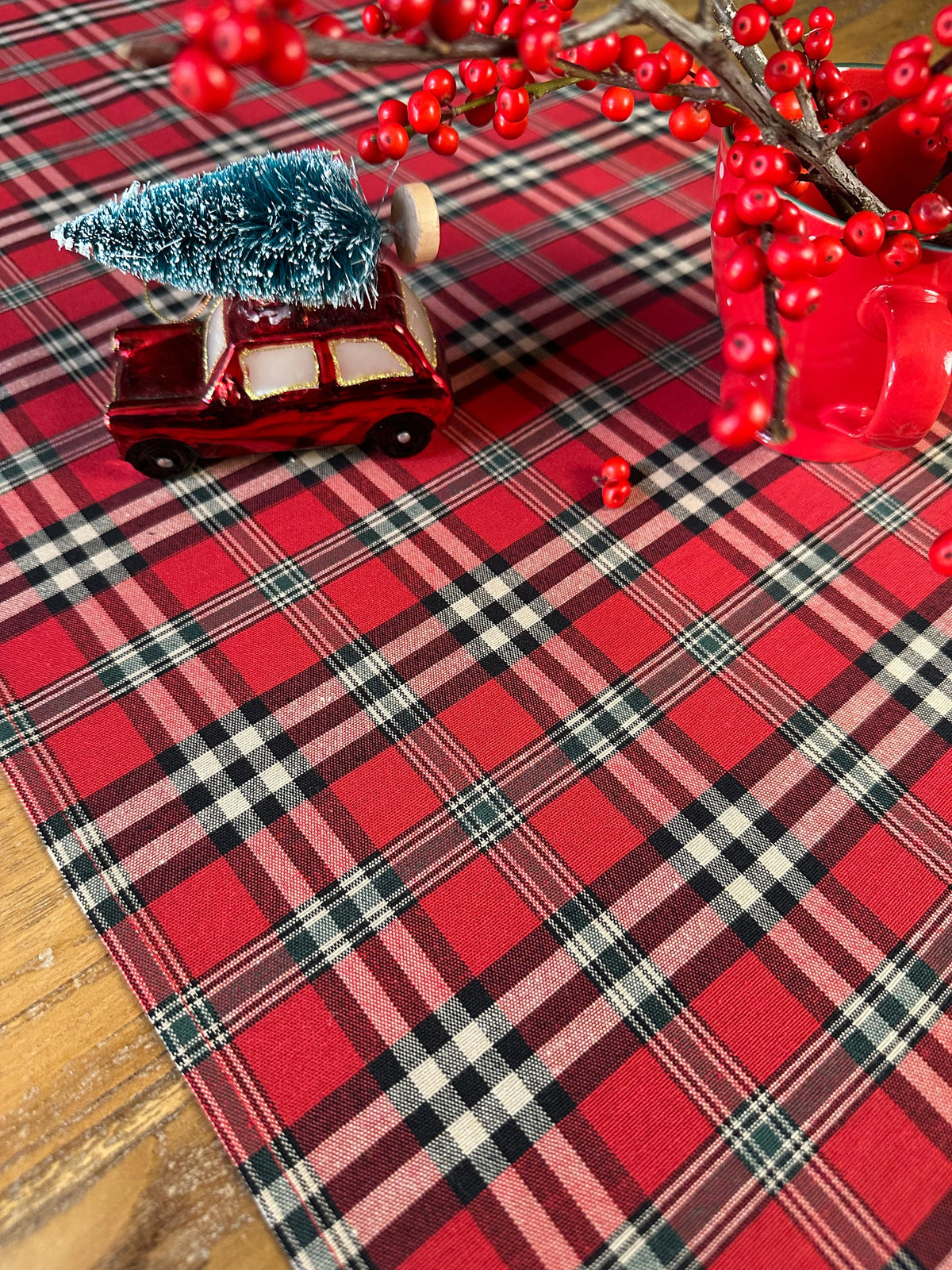 Christmas Tartan Plaid Table Runner – Trendy Red