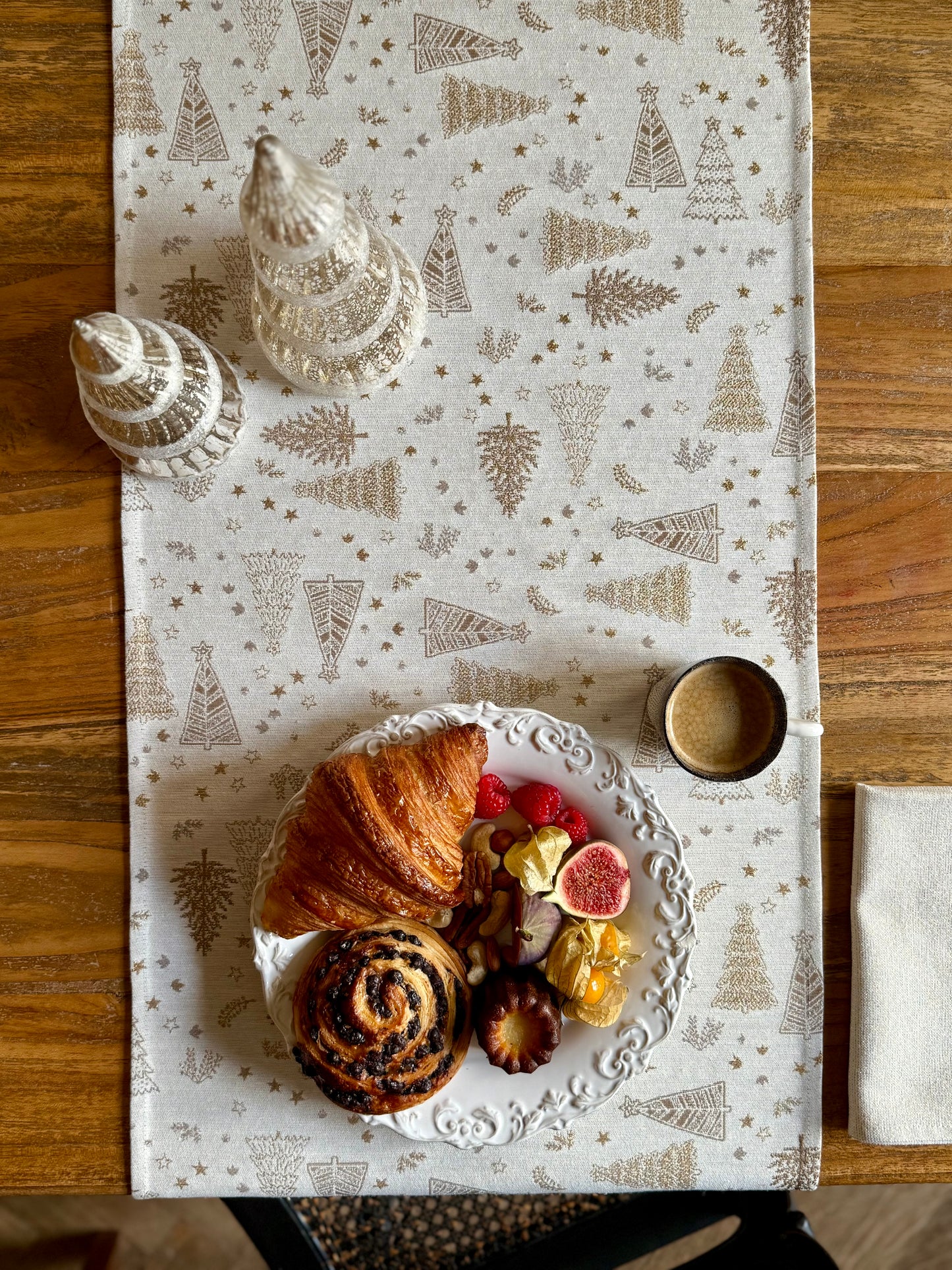 Light Christmas Table Runner, different sizes | Golden Forest