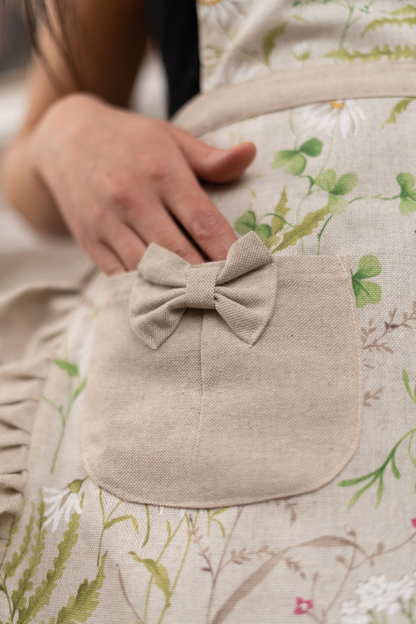 Ladies' Apron with Ruffles, Poly-Cotton Mix, Printed | Meadow Flowers