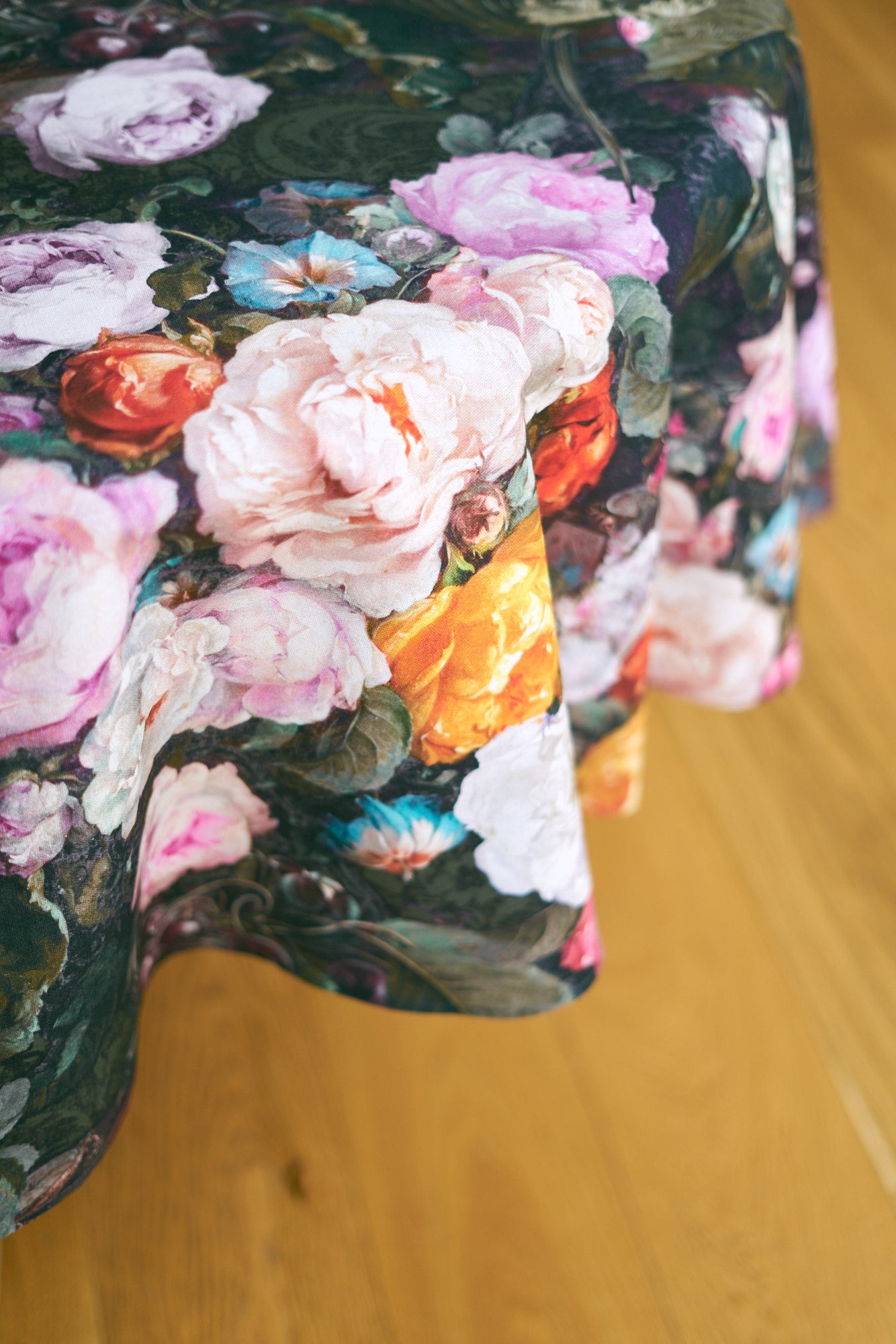 Round Tablecloth, Dark Floral 100% Cotton, Printed | Francine Black